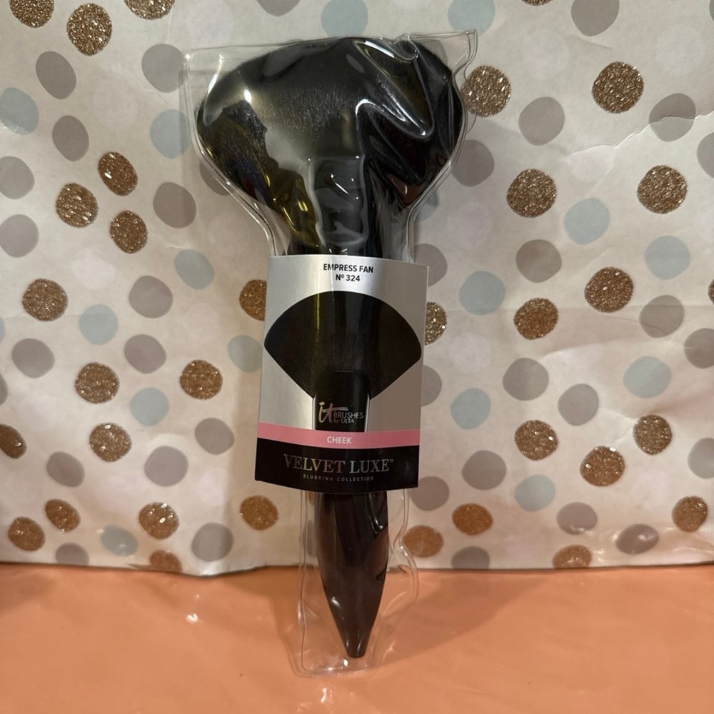 It cosmetics empress fan brush